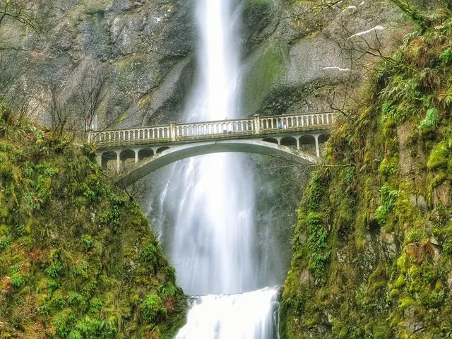 Las Cataratas Multnomah fluyen con fuerza bajo el puente peatonal de piedra Benson