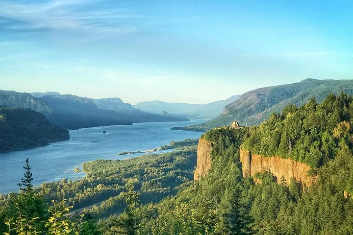 Vista amplia de la Garganta del Río Columbia desde un mirador elevado