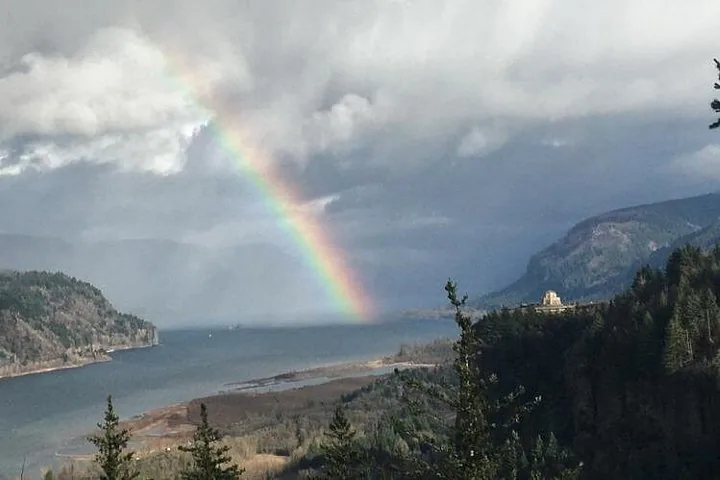 Un arcobaleno luminoso che si inarca sul paesaggio della Gola del Columbia