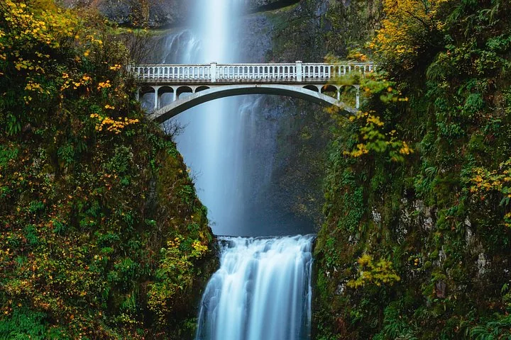 Nahaufnahme der Multnomah Falls, die unter der Benson Footbridge herabstürzen
