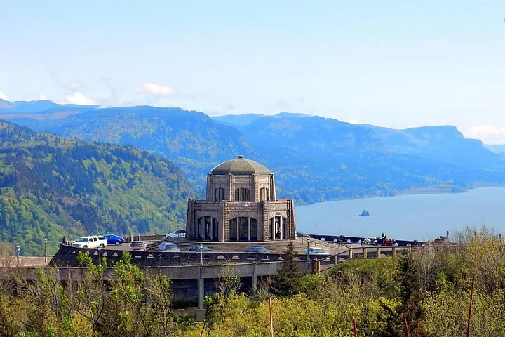 Das historische Vista House auf dem Crown Point mit Blick auf den Fluss