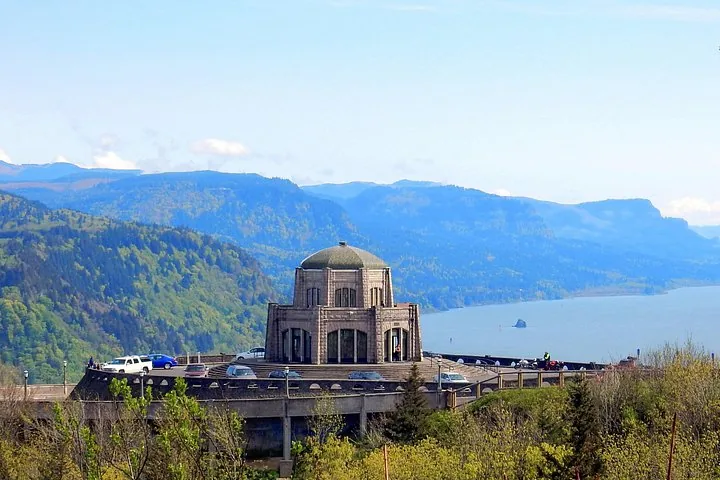Vista House a Crown Point con il fiume Columbia sullo sfondo